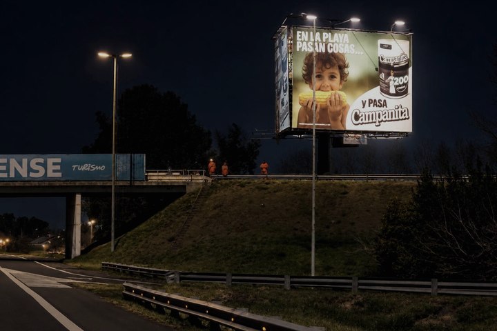 Cartel de Mentor iluminado de noche sobre una autopista