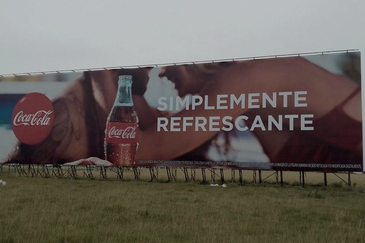 Cartel de Mentor sobre ruta