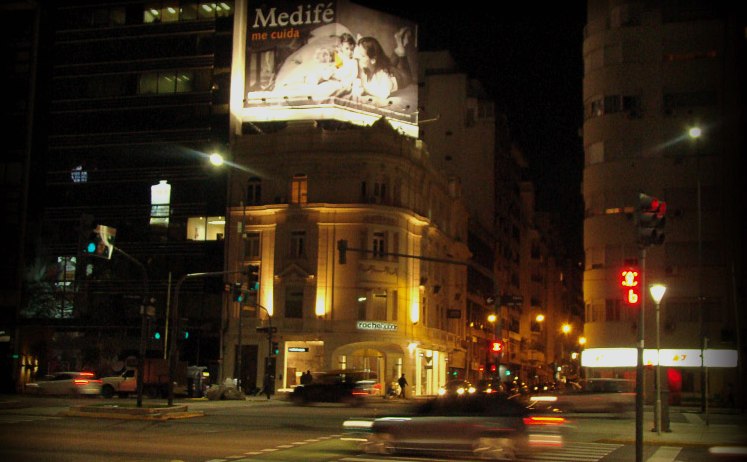 Cartel de Mentor sobre Avenida 9 de Julio, Buenos Aires