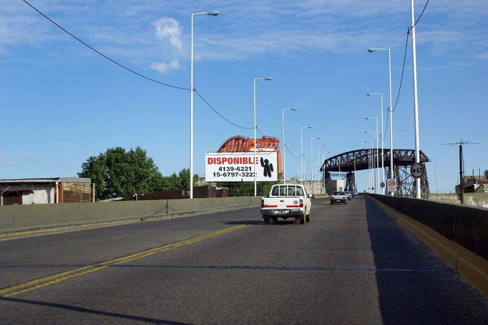 Cartel de Mentor junto a un puente de acceso